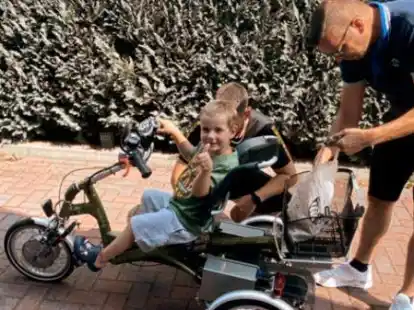 Endlich selbst mobil: Lenny auf seinem Therapiefahrrad. Die Familie konnte es mit Spenden finanzieren, nachdem die Krankenkasse die Kosten nicht tragen wollte.