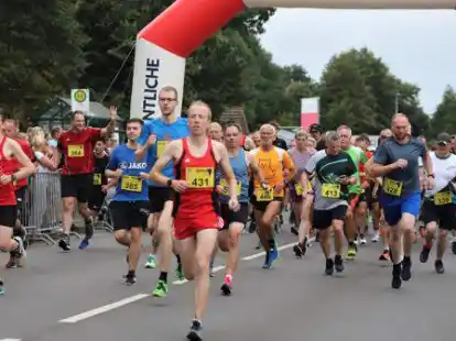 Gleich vorne weg:  Schon beim Start ging der sp&auml;tere Sieger Christoph Paetzke (431) an die Spitze des Feldes.