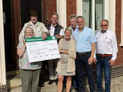 Bei der Spenden&uuml;bergabe an die Tafel Varel waren dabei: (hinten, von links) Thomas Stra&szlig;meier, Axel Schulz, Dirk Wachtendorf, (vorne, von links) Tekla Michel, Christina Bruness, Jan Zimmermann und Hans Wilkens.