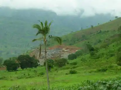 Landnutzung am Fu&szlig;e der Usambara-Berge im Nordwesten Tansanias. In diesem Bereich sind Aufforstungsprojekte der Oldenburger Arbeitsgruppe 