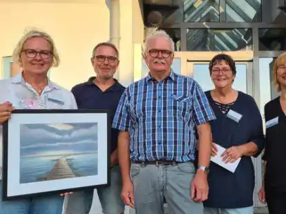 Ralph Kr&uuml;mpelmann (Dritter von links) hat dem Vorstand des F&ouml;rderkreis Museums Fedderwardersiel eine Spende in H&ouml;he von 5000 Euro &uuml;berreicht.