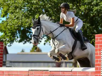Gute Ergebnisse beim Derby und dem M*-Springen: Delia Wohlgemuth auf Casiraghi vom RFV Edewecht-Portsloge.