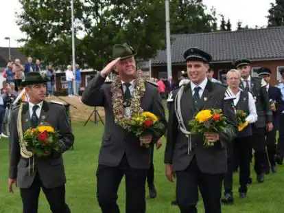 Ehrenrunde der neuen K&ouml;nigsh&auml;user: Sch&uuml;tzenk&ouml;nig Marc Alberring (vorn, Mitte), 1. Adjutant Rainer Kr&uuml;ger und 2. Adjutant David Meints (rechts).