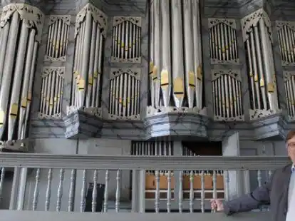 Die Christian-Vater-Orgel in der Wiefelsteder Kirche: Pastor Dr. Tim Unger vor dem historischen Instrument.
