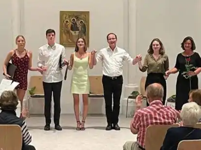 Sie nahmen das Publikum auf eine musikalische Reise mit: Solisten der &bdquo;Young Voices Soloists&ldquo; begeisterten das Publikum zusammen mit Thomas und Sonja Honickel.