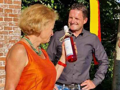 Pastorin Katharina Herresthal nimmt ein Geschenk vom Simon Willms, Touristik GmbH S&uuml;dbrookmerland entgegen.