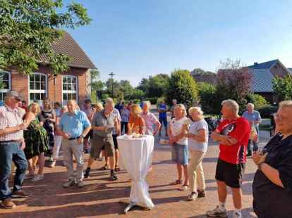 Sektempfang bei der Signet-Verleihung vor der Kirche Forlitz-Blaukirchen.