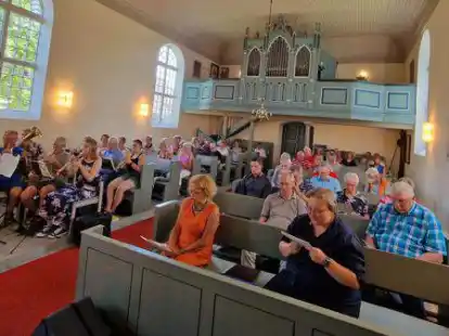 Gottesdienst zur offiziellen Auszeichnung durch die Landeskirche in der kleinen Forlitzer Kirche, mit Superintendent Tido Janssen.
