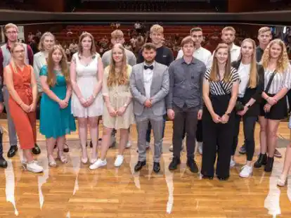 Pr&uuml;fungsbeste aus dem Landkreis Wesermarsch 2022: IHK-Pr&auml;sident Jan M&uuml;ller (links) zeichnete die  Pr&uuml;fungsbesten der Oldenburgischen Industrie- und Handelskammer (IHK) in den Weser-Ems-Hallen aus.