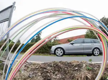 Ausbau in Augustfehn II (Symbolbild): Glasfaserkabel ragen aus der Erde hinaus.