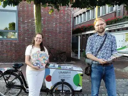 Informierten  auf dem Westersteder Wochenmarkt &uuml;ber das neue KVHS-Angebot: Tina Etling und Frank Ritterhoff.