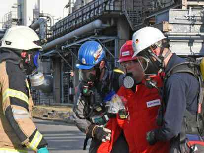 Training auf dem Gel&auml;nde der Erdgasaufbereitungsanlage in Sage: Einsatzkr&auml;fte &uuml;ben f&uuml;r den Ernstfall. Dazu geh&ouml;rt auch das Retten von verletzten Personen.