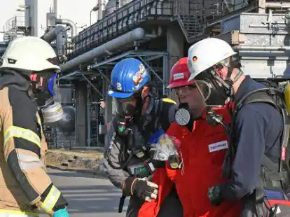 Training auf dem Gel&auml;nde der Erdgasaufbereitungsanlage in Sage: Einsatzkr&auml;fte &uuml;ben f&uuml;r den Ernstfall. Dazu geh&ouml;rt auch das Retten von verletzten Personen.