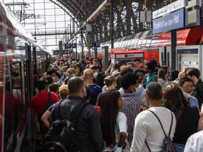 Personen dr&auml;ngen sich auf dem Gleis. Mit dem 9-Euro-Ticket k&ouml;nnen seit Juni und noch bis Ende August alle Busse und Bahnen im Nah- und Regionalverkehr genutzt werden. +++ dpa-Bildfunk +++