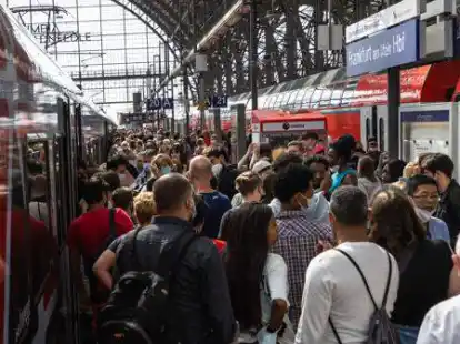 Personen dr&auml;ngen sich auf dem Gleis. Mit dem 9-Euro-Ticket k&ouml;nnen seit Juni und noch bis Ende August alle Busse und Bahnen im Nah- und Regionalverkehr genutzt werden. +++ dpa-Bildfunk +++