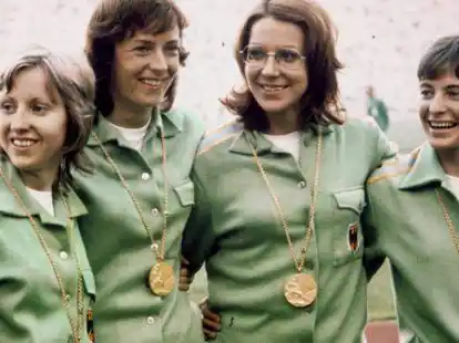 Viermal Olympia-Gold f&uuml;r die Bundesrepublik Deutschland: die 4 x 100-m-Staffel mit (v.li) Annegret Richter, Ingrid Mickler Becker, Heide Rosendahl und Christiane Krause 1972 in M&uuml;nchen
