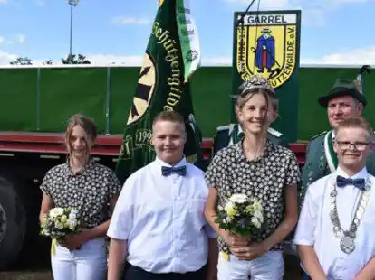 Garrels neuer Kinderthron (von rechts) K&ouml;nig Sebastian Brinkmann, K&ouml;nigin Pia Oltmann, Nebenk&ouml;nig Philipp Brinkman und Nebenk&ouml;nigin Rieke Nienaber.
