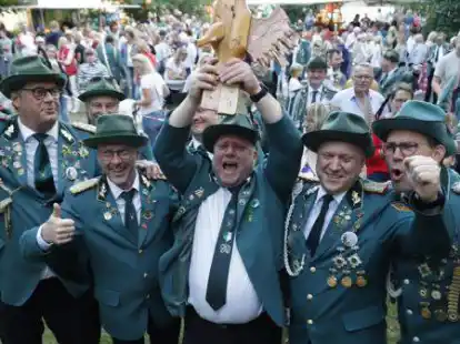 Gro&szlig;e Freude herrschte bei Jens Peter Schult (mit Adler) &uuml;ber seinen goldenen Schuss zur K&ouml;nigsw&uuml;rde des BSV Cloppenburg.