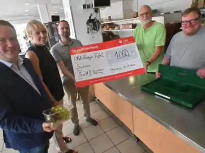 Spenden&uuml;bergabe: (von links) J&ouml;rg H&ouml;lper, Martina Hasseler, Benjamin Kruse (alle SoVD), Knut Behrends und Andreas K&ouml;hler (beide Tafel)