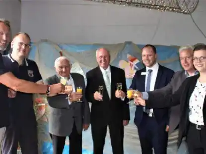 Haben das Jubil&auml;um &bdquo;100 Jahre Sportfischer-Verein Apen&ldquo; gefeiert (von links): Kai Wienken (Ammerl&auml;nder Wasseracht), J&ouml;rn Krieger, Bernhard Pieper, Helmut Jan&szlig;en, Bj&ouml;rn Meyer, Alwin Haalboom und Thalke Ehlers.