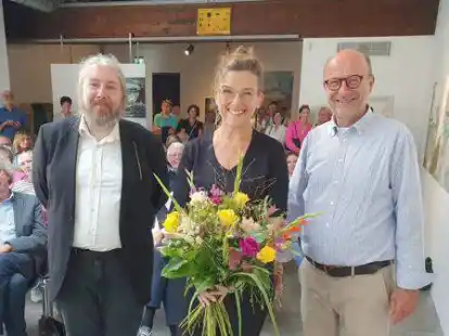 Er&ouml;ffneten die neue Ausstellung in der Kunsthalle Cloppenburg: Dirk Meyer (von links) mit der K&uuml;nstlerin Kerstin Kramer und Dr. Martin Feltes