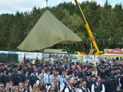 Ein imposantes Bild boten die rund 700 Feuerwehrleute, die vor der Ehrentrib&uuml;ne aufgereiht waren.