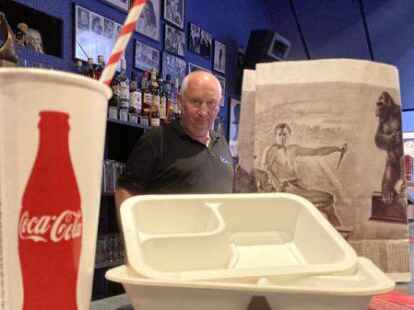 Betriebsleiter Heinz Rigbers (Lili-Servicekino Wildeshausen) setzt  auf nachhaltige Verpackungen.