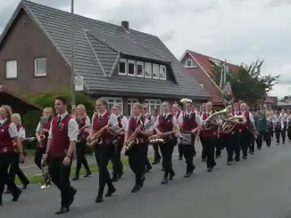 Es darf endlich wieder marschiert werden. Vor drei Jahren f&uuml;hrte die Sch&uuml;tzenkapelle Neuvrees (vorne) den Festzug an. Dahinter hatten sich die Kompanien und Abordnungen von Vereinen und Gruppen mit der Throngesellschaft eingereiht.