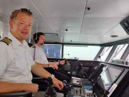 Am 26. August 2022 ist die Adler Jet zum ersten Mal seit sieben Jahren wieder von Wilhlemshaven nach Helgoland gestartet und &uuml;ber Hooksiel gefahren. In zwei Stunden schaffte es der Katamran dann voll neugieriger Touristen und Einheimischer zu Deutschlands einziger Hochseeinsel und brachte sie nach dem Tagesausflug wieder sicher zur&uuml;ck. Foto: Jule Hauken