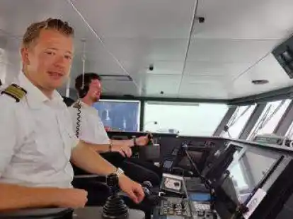 Am 26. August 2022 ist die Adler Jet zum ersten Mal seit sieben Jahren wieder von Wilhlemshaven nach Helgoland gestartet und &uuml;ber Hooksiel gefahren. In zwei Stunden schaffte es der Katamran dann voll neugieriger Touristen und Einheimischer zu Deutschlands einziger Hochseeinsel und brachte sie nach dem Tagesausflug wieder sicher zur&uuml;ck. Foto: Jule Hauken