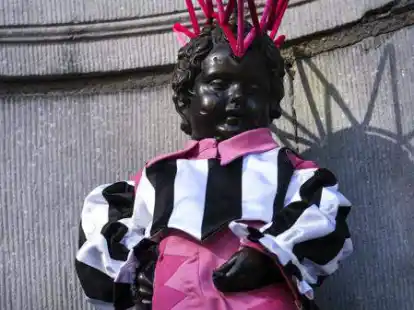 Eines seiner zahlreichen Outfits: Der Manneken Pis in einem &bdquo;LGBTQI&ldquo;+-Kost&uuml;m.