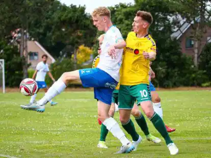 Brachte nach seiner Einwechslung Schwung in die Partie und erzielte das zwischenzeitliche 2:1: Simon Brinkmann (am Ball).