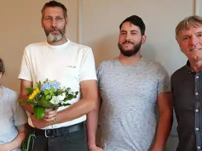 Kandidat mit Gratulanten: Regina Stegemann, Vorsitzende des Kreisverbands Aurich-Norden, Dirk Finkeldey, Direktkandidat im Wahlkreis Emden-Norden, der Vorsitzende des Kreisverbands Emden, Mauro da Silva-Oliveira, und Gr&uuml;nen-Landesvorsitzender Hans-Joachim Jan&szlig;en.