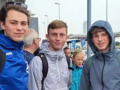 Ben Rothe, Jannis K&ouml;nig und Jakob Henning kurz vor der Abfahrt nach Borkum.