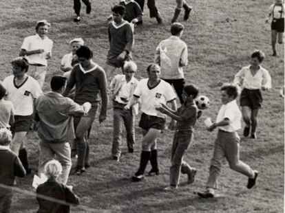 Autogramm-Jagd: Uwe Seeler umringt nach dem Abpfiff.