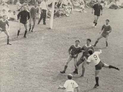 Der ging vorbei: Uwe Seeler k&ouml;pft, Charly D&ouml;rfel (Nummer 11) guckt zu.