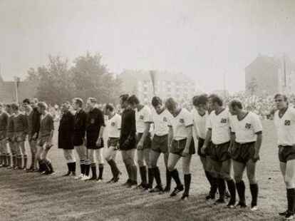 Kurz vorm Anpfiff: HSV gegen Blau-Weiss. Im Hintergrund die Ulmenstra&szlig;e.