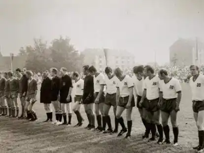 Kurz vorm Anpfiff: HSV gegen Blau-Weiss. Im Hintergrund die Ulmenstra&szlig;e.