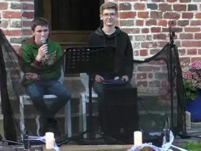 Projekt der LAK: Kinder lesen am Steinhaus.