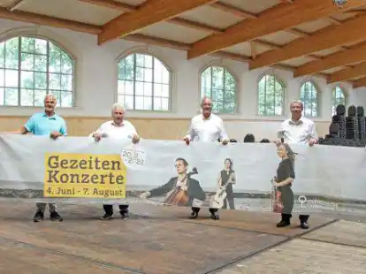 Werben f&uuml;r die letzte Veranstaltung des Festivals (v.l.): Helmuth Br&uuml;mmer mit &bdquo;Siebo&ldquo; vom Polderhof, Rico Mecklenburg, Holger Franz, Lothar Janssen und Raoul-Philip Schmidt.