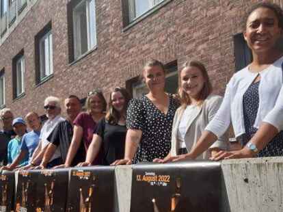 Stellten das Programm der 18. Emder Museumsnacht vor: Vertreterinnen und Vertreter der sieben beteiligten H&auml;user und Schiffe sowie des Stadtmarketings.