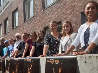 Stellten das Programm der 18. Emder Museumsnacht vor: Vertreterinnen und Vertreter der sieben beteiligten H&auml;user und Schiffe sowie des Stadtmarketings.