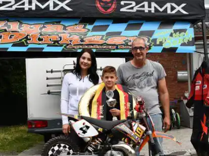 Holte sich den deutschen Meistertitel in seiner Altersklasse: Elyas Dirksen mit seiner Mutter Lena und Opa Dirk.