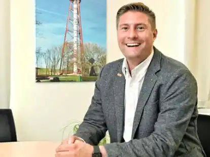 &bdquo;Wir k&ouml;nnen ganz viel&ldquo;: Benjamin Buserath in seinem Pewsumer B&uuml;ro mit Campener Leuchtturm.