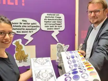 Wie k&ouml;nnte eine zeitgem&auml;&szlig;e Amtskette aussehen? Daf&uuml;r k&ouml;nnen die Kinder (aber auch erwachsene Besucher) Vorschl&auml;ge machen. Museumsleiterin Jasmin Alley und Oberb&uuml;rgermeister Tim Kruithoff an der Aktionsstation der Ausstellung.