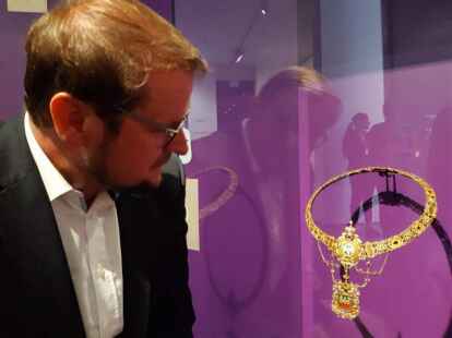 Kritischer Blick auf die Amtskette: So wie sie jetzt ist, mit dem Bildnis des Kaisers, findet Oberb&uuml;rgermeister Tim Kruithoff sie nicht zeitgem&auml;&szlig;.