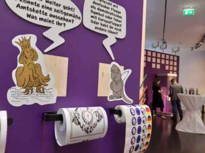 Blick in die Sonderschau: &bdquo;Die Amtskette - Kennst Du schon das Schm&uuml;ckst&uuml;ck der Stadt?&ldquo; vom 3. August bis zum 29. Januar 2023 im Ostfriesischen Landesmuseum.