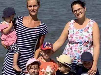 Die Kita-Erzieherinnen Bianca Schmidt (l.) und Ursula Berends mit Kindern an der Knock.