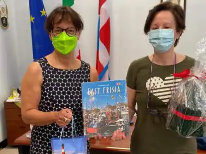 Auch Geschenke wurden ausgetauscht: BBS-I-Schulleiterin Sabine Noetzel (l.) &uuml;bergab ein Ostfriesland-Paket mit Bildband und Spezialit&auml;ten an ihre italienische Amtskollegin Marina Verzoletto von der IIS &bdquo;Biagio Pascal&ldquo;.