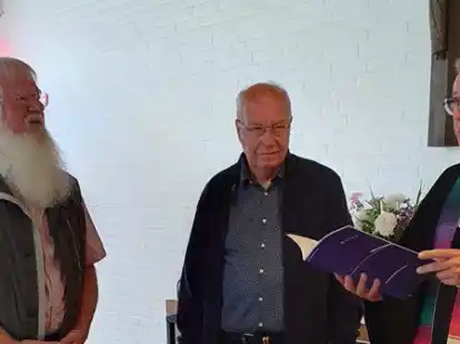 Bei der Danksagung im Gottesdienst der lutherischen Johanneskirchengemeinde (v.l.): Posaunenchor-Leiter Gottfried Glyschewski, Trompeter Jan Mennenga und Pastor Heiner Dorkowski.
